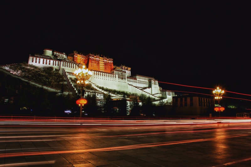 布达拉宫夜景