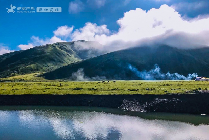 草原路景