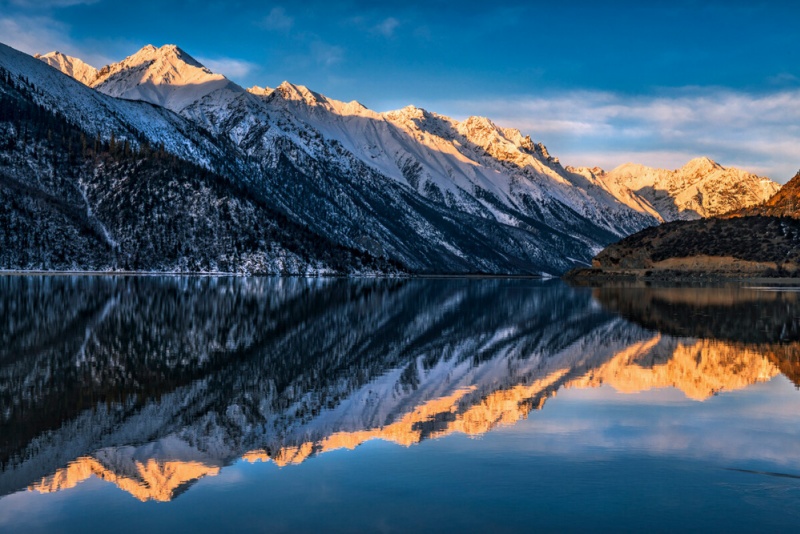 然乌湖日照金山