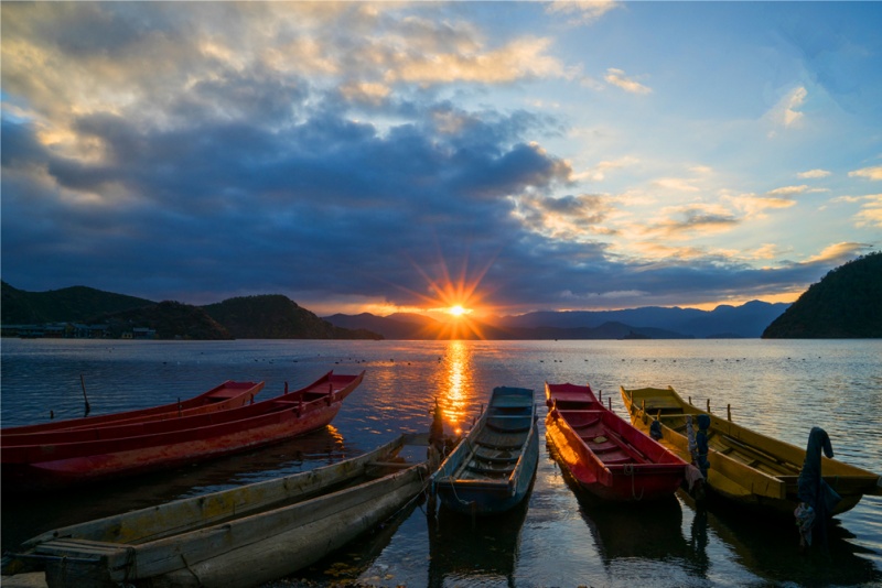 泸沽湖日出