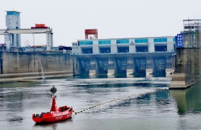船行葛洲坝大坝